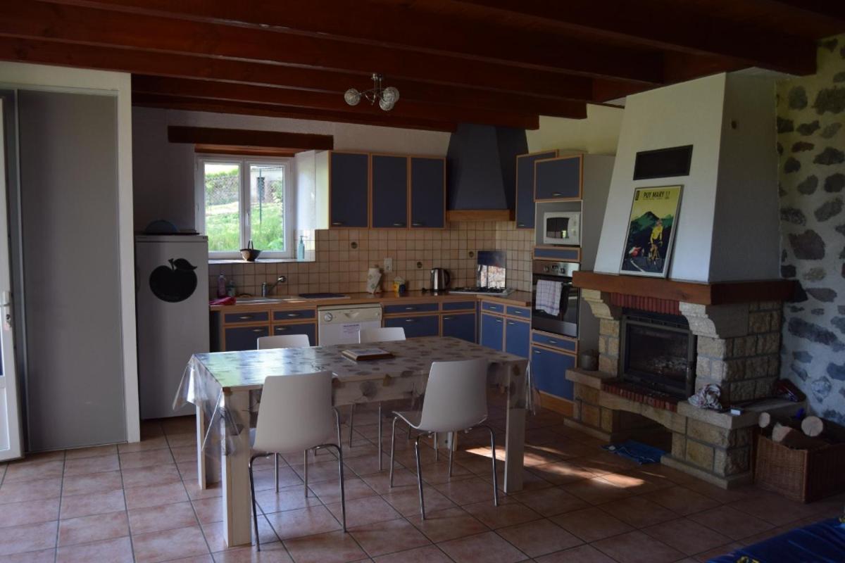 Gite 4 Personnes Dans Le Cantal Animaux Bienvenus Lascelle Exterior foto